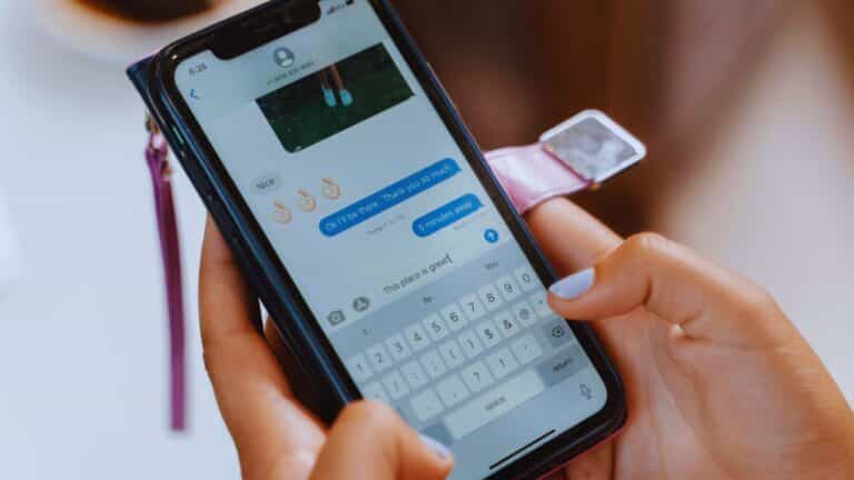 When is the Best Time to Send LinkedIn DMs? (Plus 3 DM Tips!)